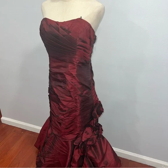 Camilla La Vie Burgundy Taffeta Strapless Pleated Mermaid Evening Gown - Reemoly